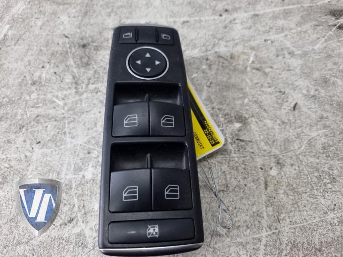 Usados Interruptor combinado de ventanillas Mercedes B (W246/W242) 1.6 B-180 BlueEFFICIENCY Turbo 16V Precio € 30,25 IVA incluido ofrecido por Vollux Carparts B.V.