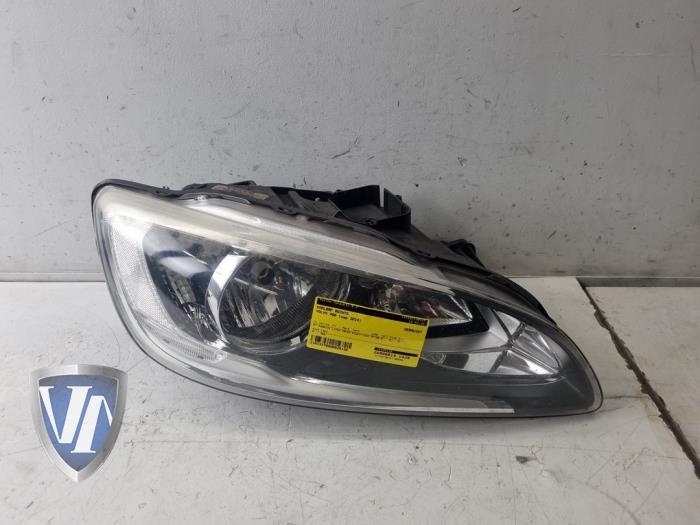 Używane Reflektor prawy Volvo V60 I (FW/GW) 2.0 D4 16V Cena na żądanie oferowane przez Vollux Carparts B.V.