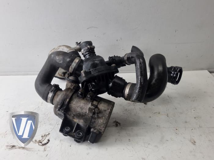 Używane Pompa wodna BMW 3 serie (E93) 330i 24V Cena € 168,19 Z VAT oferowane przez Vollux Carparts B.V.