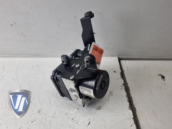 Używane Pompa ABS Volvo V40 (MV) 2.0 D4 16V Cena € 60,50 Z VAT oferowane przez Vollux Carparts B.V.