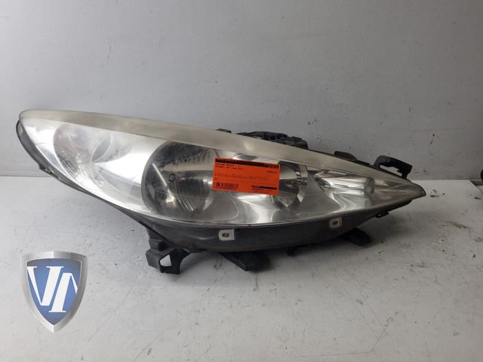 Używane Reflektor prawy Peugeot 207 CC (WB) 1.6 16V Cena € 48,40 Z VAT oferowane przez Vollux Carparts B.V.