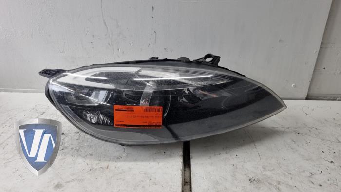 Używane Reflektor prawy Volvo V40 (MV) 2.0 D4 16V Cena € 393,25 Z VAT oferowane przez Vollux Carparts B.V.