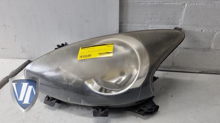 Używane Reflektor lewy Toyota Aygo (B10) 1.0 12V VVT-i Cena € 36,30 Z VAT oferowane przez Vollux Carparts B.V.