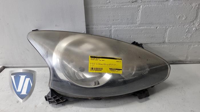 Używane Reflektor prawy Toyota Aygo (B10) 1.0 12V VVT-i Cena € 36,30 Z VAT oferowane przez Vollux Carparts B.V.