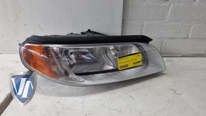 Używane Reflektor prawy Volvo V70 (BW) 2.0 D4 16V Cena € 192,39 Z VAT oferowane przez Vollux Carparts B.V.