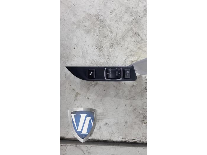 Usados Interruptor ESP BMW 3 serie (F30) 320d xDrive 2.0 16V Precio € 24,20 IVA incluido ofrecido por Vollux Carparts B.V.