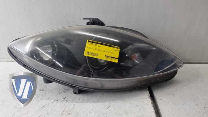 Używane Reflektor prawy Seat Leon (1P1) 2.0 TDI 16V Cena € 361,79 Z VAT oferowane przez Vollux Carparts B.V.