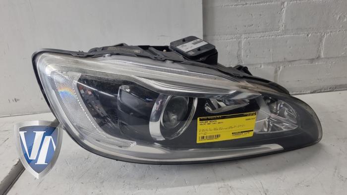 Używane Reflektor prawy Volvo V60 I (FW/GW) 2.4 D6 20V Plug-in Hybrid AWD Cena na żądanie oferowane przez Vollux Carparts B.V.