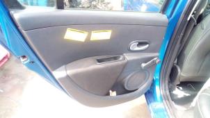 Używane Okladzina panelu bocznego lewy tyl Renault Clio III (BR/CR) 1.6 16V Cena € 30,00 Procedura marży oferowane przez Autodemontage Smeets Janssen
