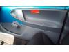 Revêtement portière 2portes droite d'un Peugeot 107, 2005 / 2014 1.0 12V, Berline avec hayon arrière, Essence, 998cc, 50kW (68pk), FWD, 384F; 1KR, 2005-06 / 2014-05, PMCFA; PMCFB; PNCFA; PNCFB 2005