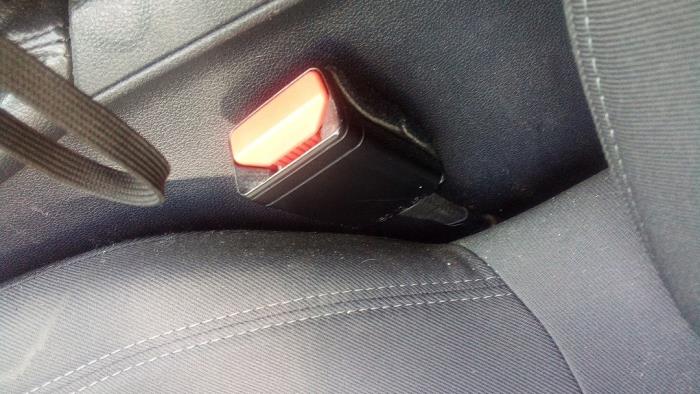 Front seatbelt buckle, left from a Peugeot 508 (8D) 1.6 THP 16V 2013