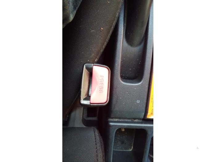 Insertion ceinture de sécurité avant gauche d'un Mazda 5 (CR19) 1.8i 16V 2005