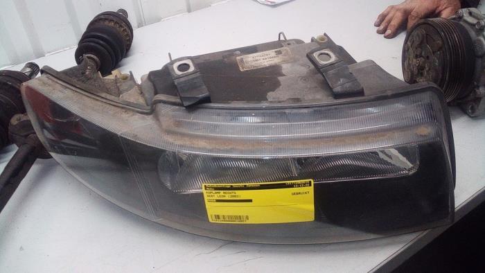 Headlight, right from a Seat Leon 2003