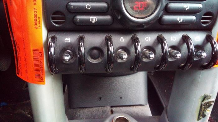 Multi-functional window switch from a MINI Mini One/Cooper (R50) 1.6 16V Cooper 2004
