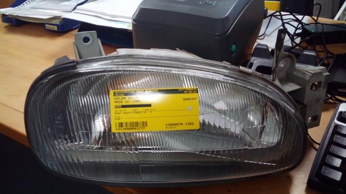 Używane Reflektor prawy Mazda 121 (DB) 1.3i GL,GLX,Top 16V Cena € 19,98 Procedura marży oferowane przez Autodemontage Tegelen