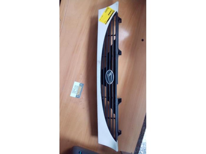 Używane Grill Daihatsu Charade (G200/201/202/203/204) 1.3i TX/CX 16V Cena € 19,99 Procedura marży oferowane przez Autodemontage Tegelen