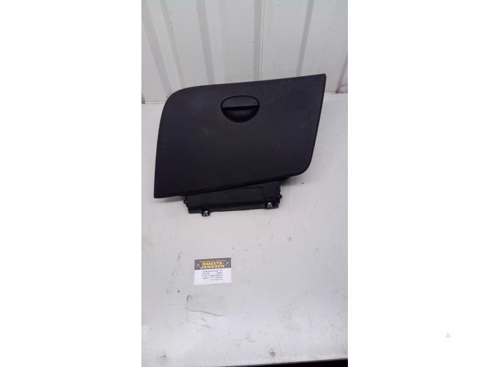 Begagnade Handskfack Seat Leon (1P1) 1.2 TSI Pris € 29,99 Marginaltabell erbjuds av Autodemontage Tegelen