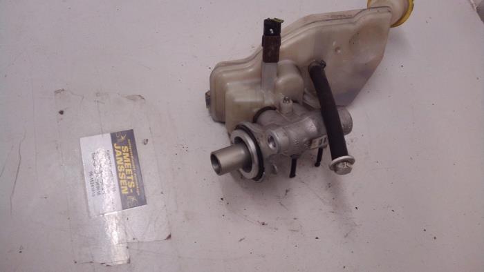 Master cylinder from a Peugeot 207/207+ (WA/WC/WM) 1.6 HDi 16V 2009