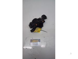 Drosselklappengehäuse van een Peugeot 107 1.0 12V 2010