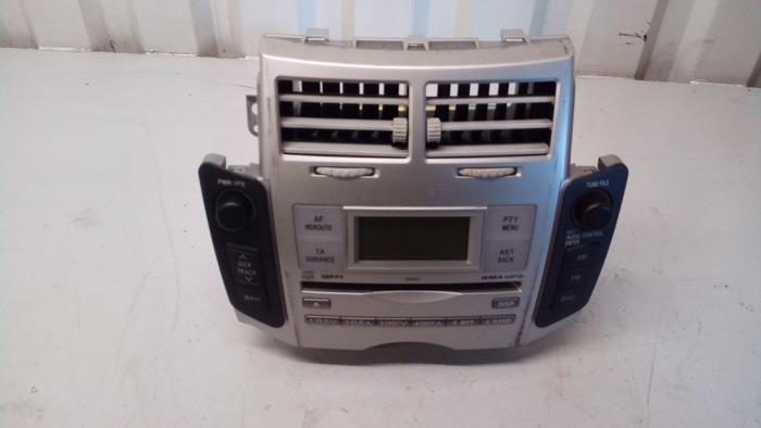 Radio CD player from a Toyota Yaris II (P9) 1.3 16V VVT-i 2007