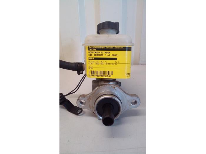 Used Master cylinder Kia Sorento I (JC) 2.4 16V Price € 24,99 Margin scheme offered by Autodemontage Tegelen