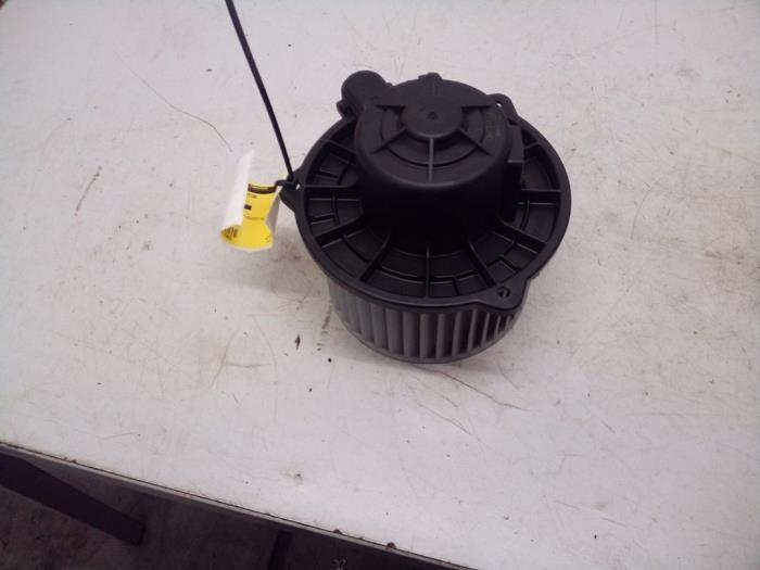 Heating and ventilation fan motor from a Hyundai i10 (F5) 1.1i 12V 2010