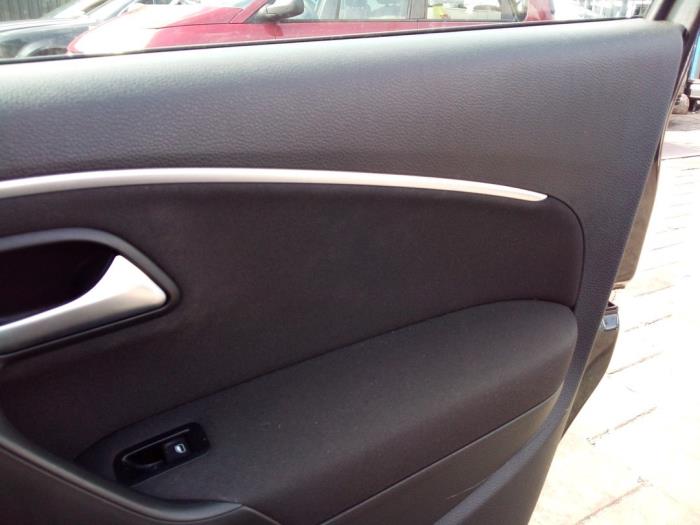 Revêtement portière 4portes avant droite d'un Volkswagen Polo V (6R) 1.2 TSI 16V BlueMotion Technology 2016