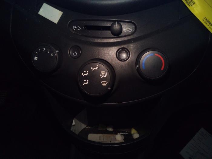 Panel de control de aire acondicionado de un Chevrolet Spark (M300) 1.0 16V Bifuel 2011