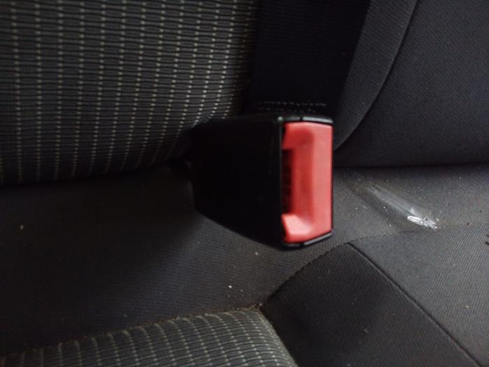 Rear seatbelt buckle, right from a Seat Ibiza ST (6J8) 1.2 TDI Ecomotive 2010