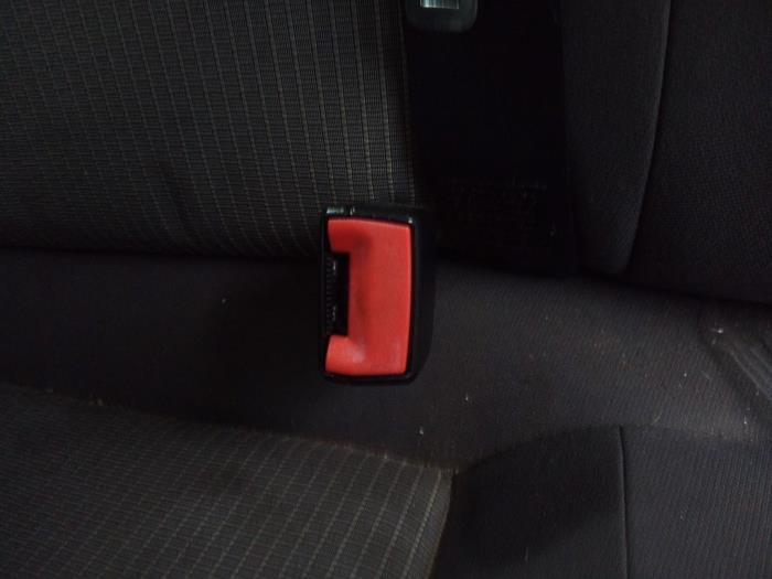 Rear seatbelt buckle, right from a Seat Ibiza ST (6J8) 1.2 TDI Ecomotive 2010