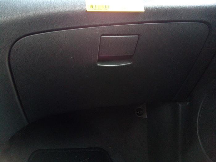 Glovebox from a Chevrolet Spark (M300) 1.0 16V Bifuel 2011