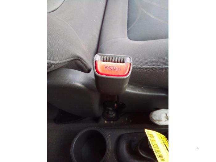 Lengüeta cinturón de seguridad izquierda delante de un Chevrolet Spark (M300) 1.0 16V Bifuel 2011
