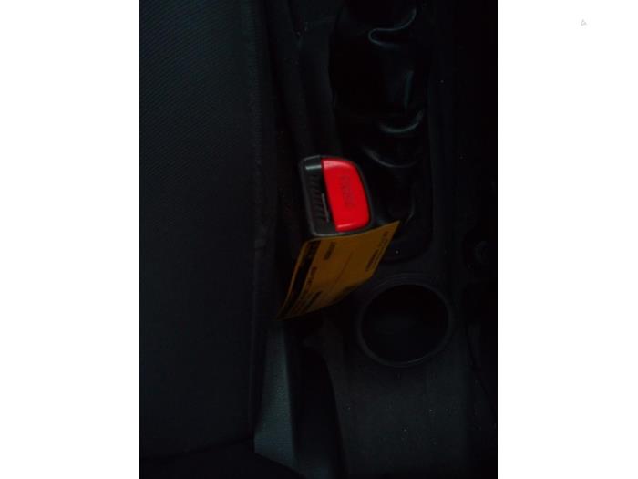 Lengüeta cinturón de seguridad izquierda delante de un Chevrolet Spark (M300) 1.0 16V Bifuel 2010