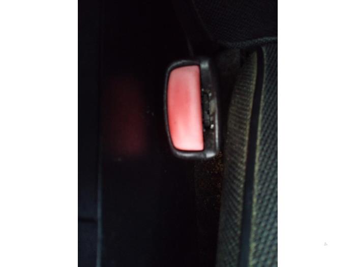 Insertion ceinture de sécurité avant gauche d'un Volvo V50 (MW) 1.6 D2 16V 2010