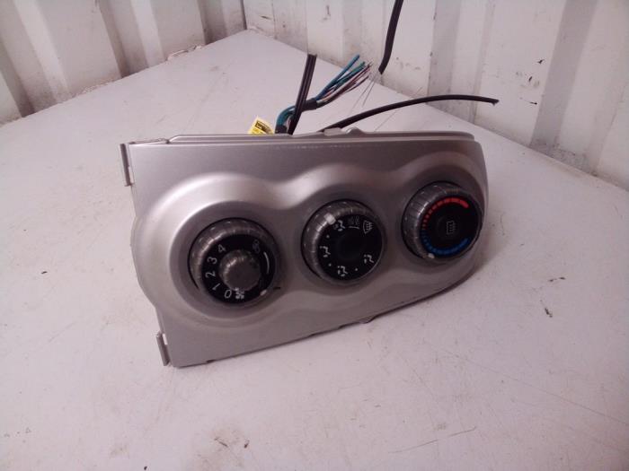 Panel de control de aire acondicionado de un Toyota Yaris II (P9) 1.4 D-4D 2008