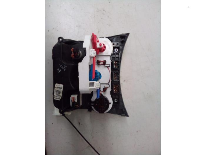 Air conditioning control panel from a Hyundai i10 (F5) 1.2i 16V 2011