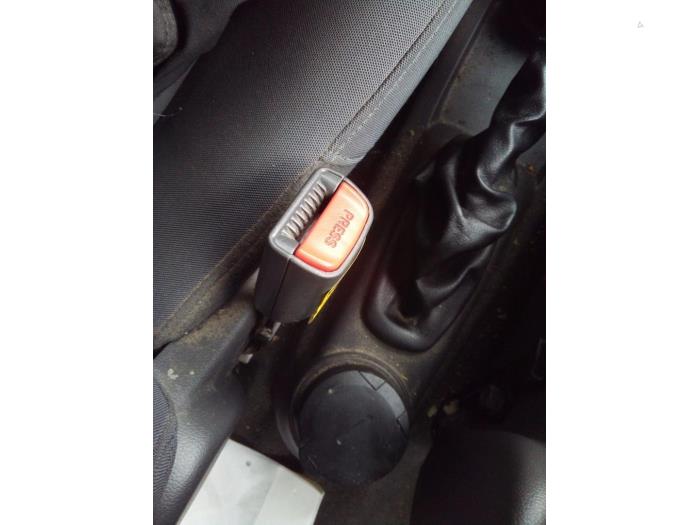 Lengüeta cinturón de seguridad izquierda delante de un Chevrolet Spark (M300) 1.0 16V Bifuel 2012