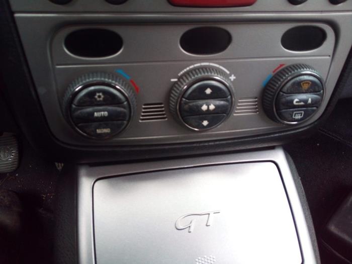 Panel de control de aire acondicionado de un Alfa Romeo GT (937) 1.9 JTD 16V Multijet 2005