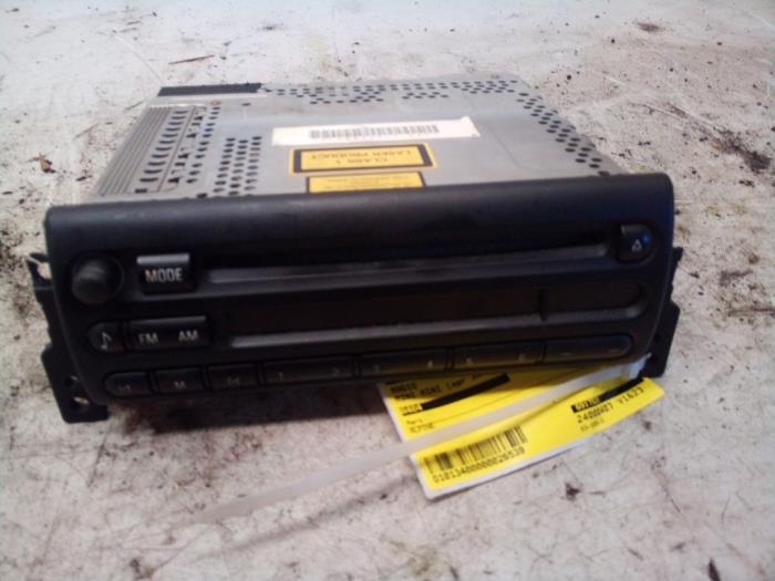 Begagnade Radio BMW Mini (R50/53) 1.6 16V Cooper Pris € 34,98 Marginaltabell erbjuds av Autodemontage Tegelen