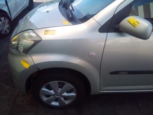 Begagnade Framskärm, vänster Daihatsu Sirion 2 (M3) 1.0 12V DVVT Pris € 59,99 Marginaltabell erbjuds av Autodemontage Tegelen