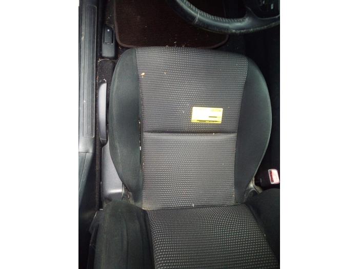 Używane Fotel lewy Mazda 3 Sport (BL14/BLA4/BLB4) 1.6 CiTD 16V Cena € 100,00 Procedura marży oferowane przez Autodemontage Tegelen