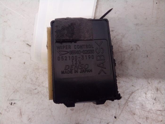 Używane Modul wycieraczek Daihatsu Cuore (L251/271/276) 1.0 12V DVVT Cena € 14,99 Procedura marży oferowane przez Autodemontage Tegelen