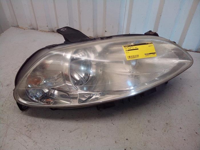 Używane Reflektor prawy Fiat Croma (194) 2.2 MPI 16V Cena € 59,98 Procedura marży oferowane przez Autodemontage Tegelen