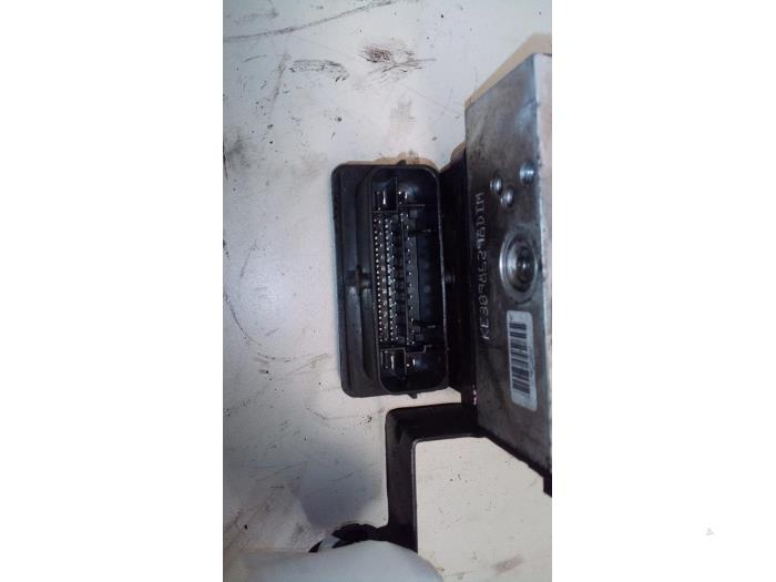 ABS Pumpe van een Volkswagen Tiguan (5N1/2) 2.0 TDI DRF 16V 4Motion 2010