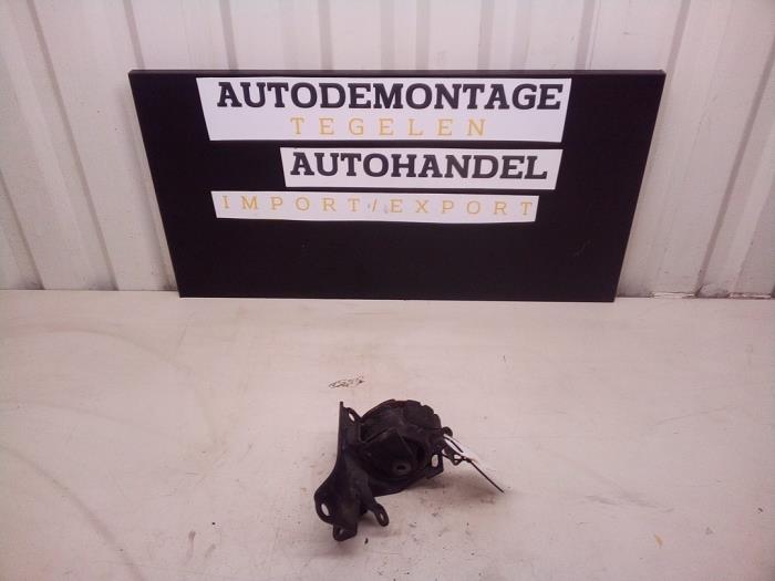 Engine mount from a Toyota Avensis Wagon (T25/B1E) 2.2 D-4D 16V D-CAT 2006