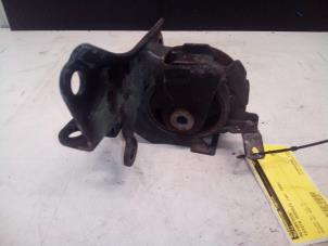 Engine mount from a Toyota Avensis Wagon (T25/B1E) 2.2 D-4D 16V D-CAT 2006
