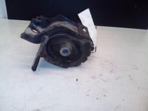 Engine mount from a Toyota Avensis Wagon (T25/B1E) 2.2 D-4D 16V D-CAT 2006