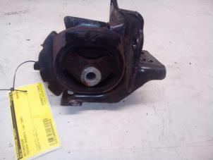Engine mount from a Toyota Avensis Wagon (T25/B1E) 2.2 D-4D 16V D-CAT 2006