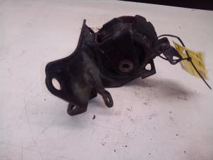 Engine mount from a Toyota Avensis Wagon (T25/B1E) 2.2 D-4D 16V D-CAT 2006