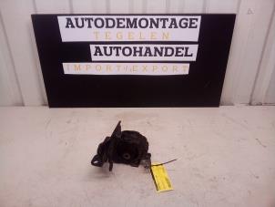 Engine mount from a Toyota Avensis Wagon (T25/B1E) 2.2 D-4D 16V D-CAT 2006